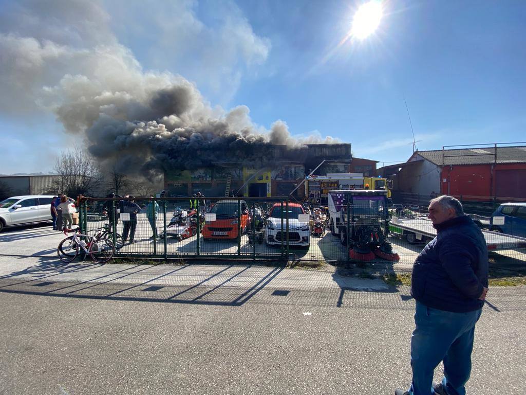 Fotos: Arde Una Nave Industrial En Un Espectacular Incendio En Siero ...